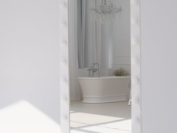 Baltas veidrodis su lemputėmis ant ratukų