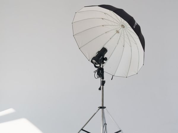 Parabolinis baltas ir sidabrinis skėtis