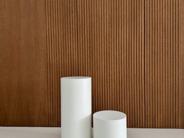 2 balti apvalūs statiniai