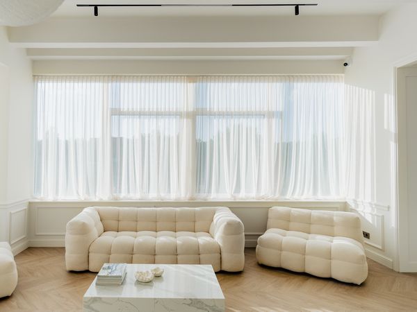 Minkštų baldų komplektas ir žurnalinis staliukas