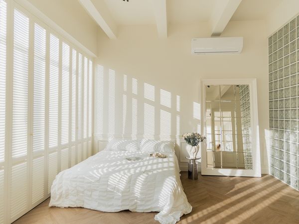 Lova ir didelis veidrodis