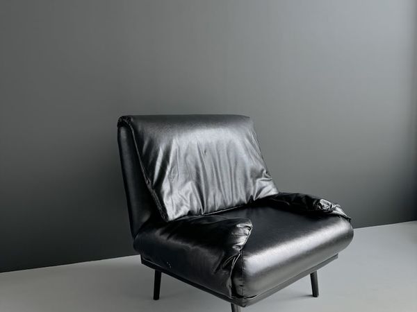 Juodas fotelis