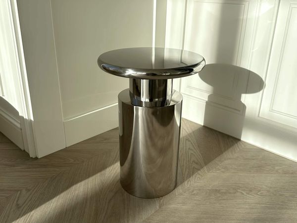 Nedidelis metalinis staliukas